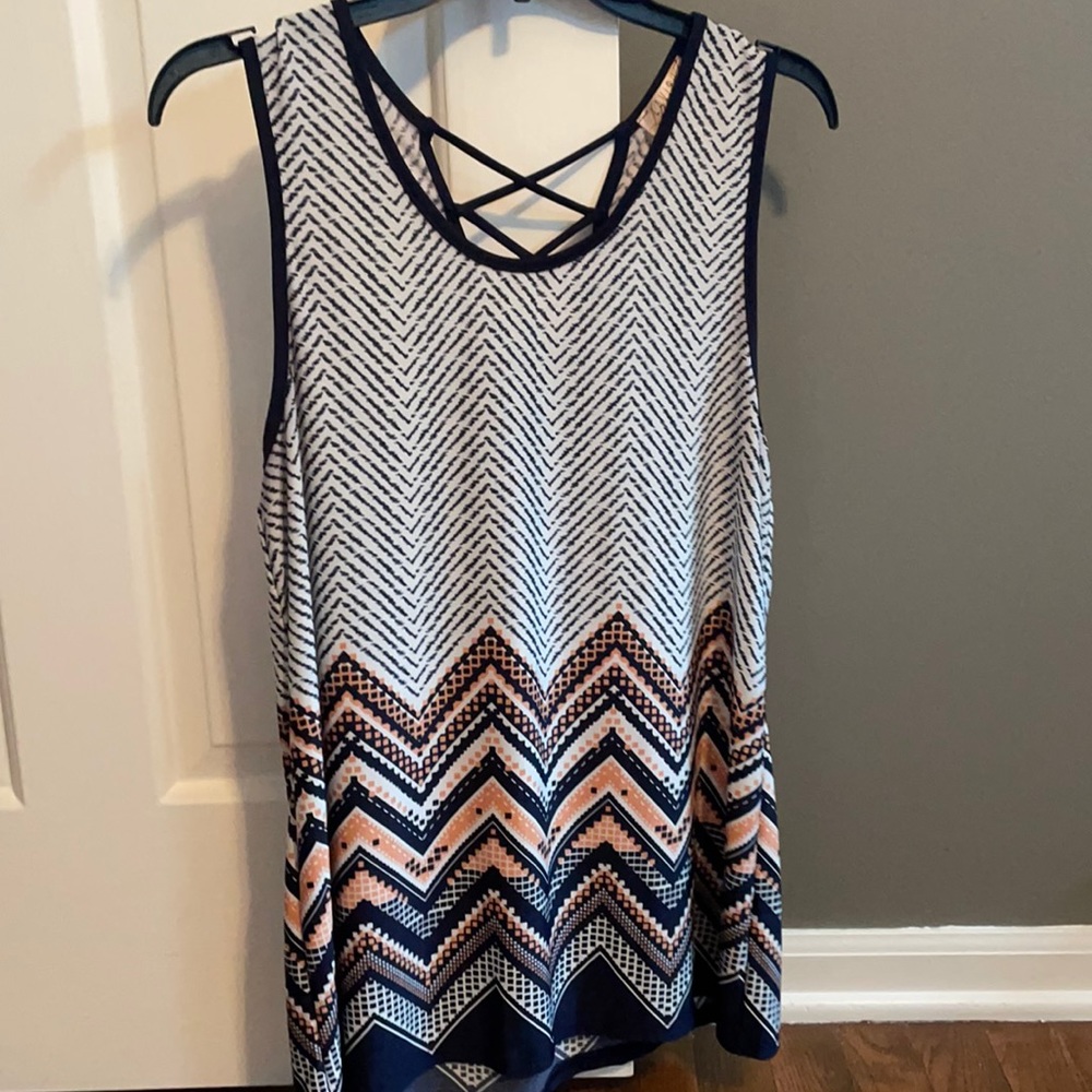 Sleeveless boutique shirt - Picture 1 of 3